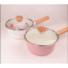 pot à lait en émail rose et blanc avec bouton en bois